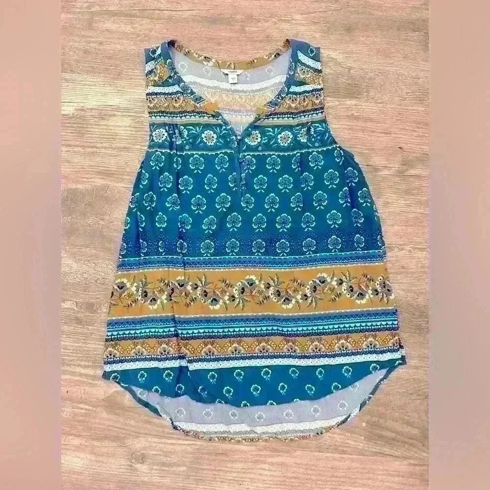 Adorable size L Sonoma flowy work tank with‎ button detail